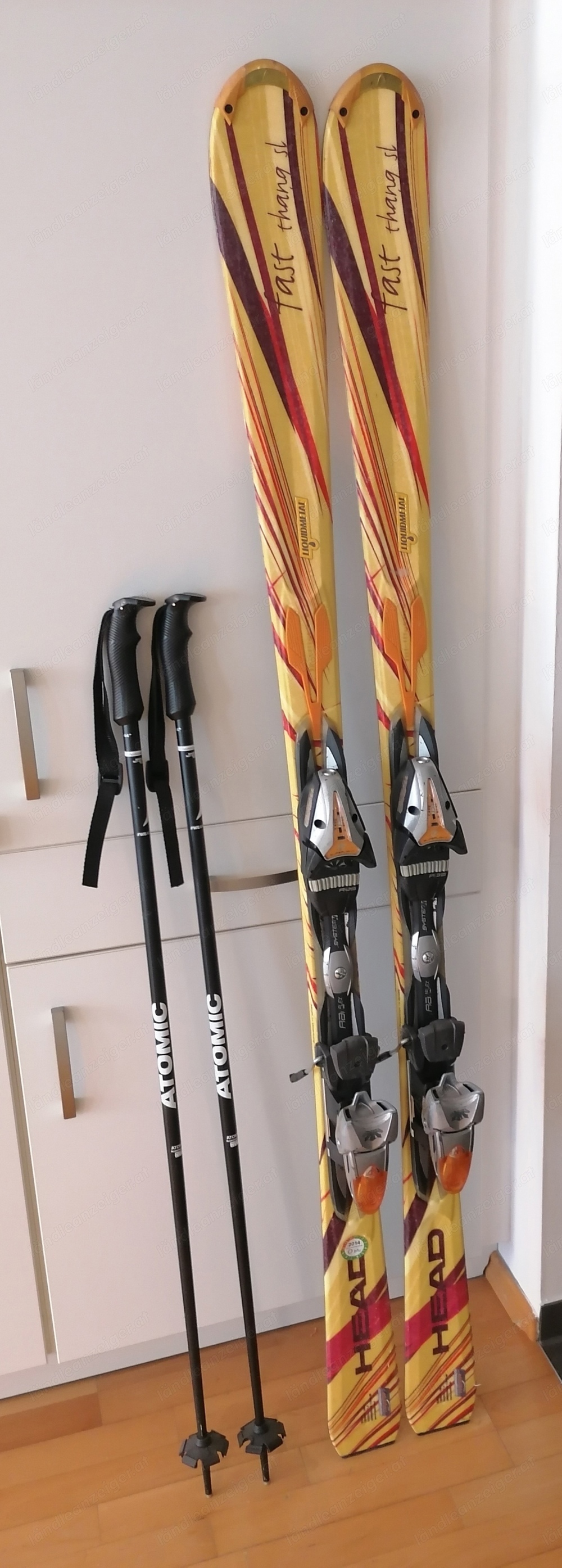 NEUE Skistöcke und älteres Paar Ski