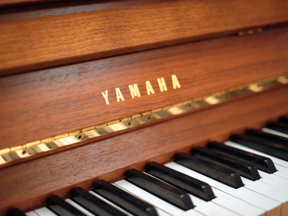 Sehr schönes Yamaha Klavier, in Nussbaum, Made in Japan. Lieferung frei Haus (*)