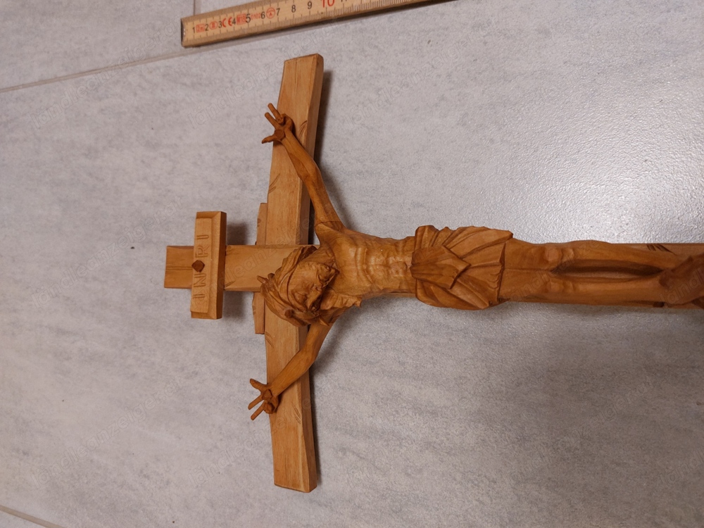 Christus Kreuz aus Holz geschnitzt