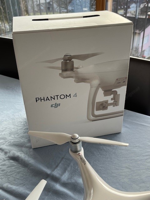 DJI Pantom 4 Drohne wie neu, 3-fach Ladegerät uvm....