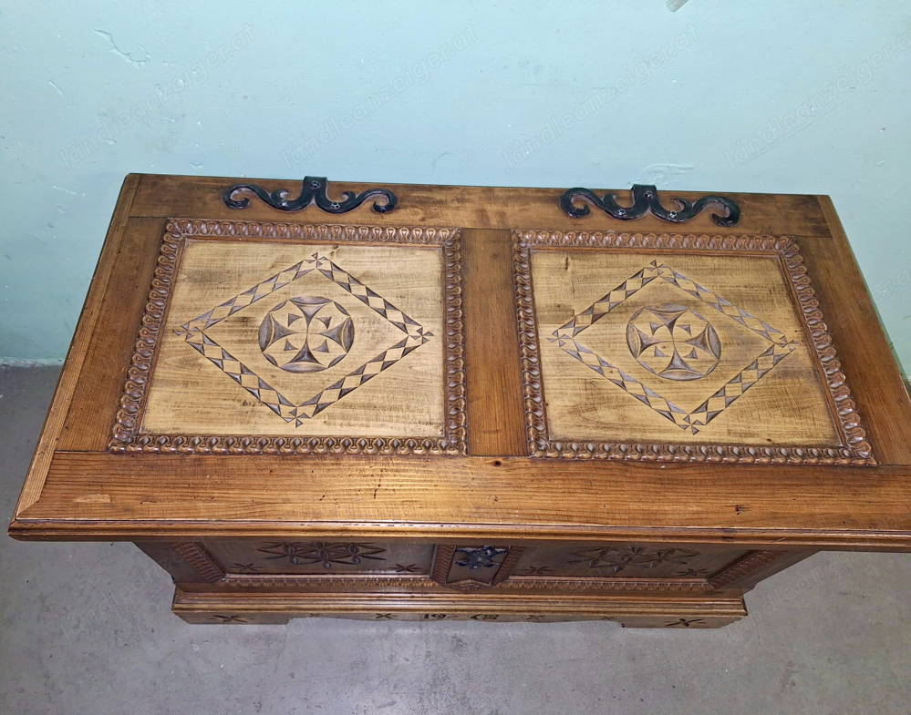 Alte Holztruhe mit Kästchen