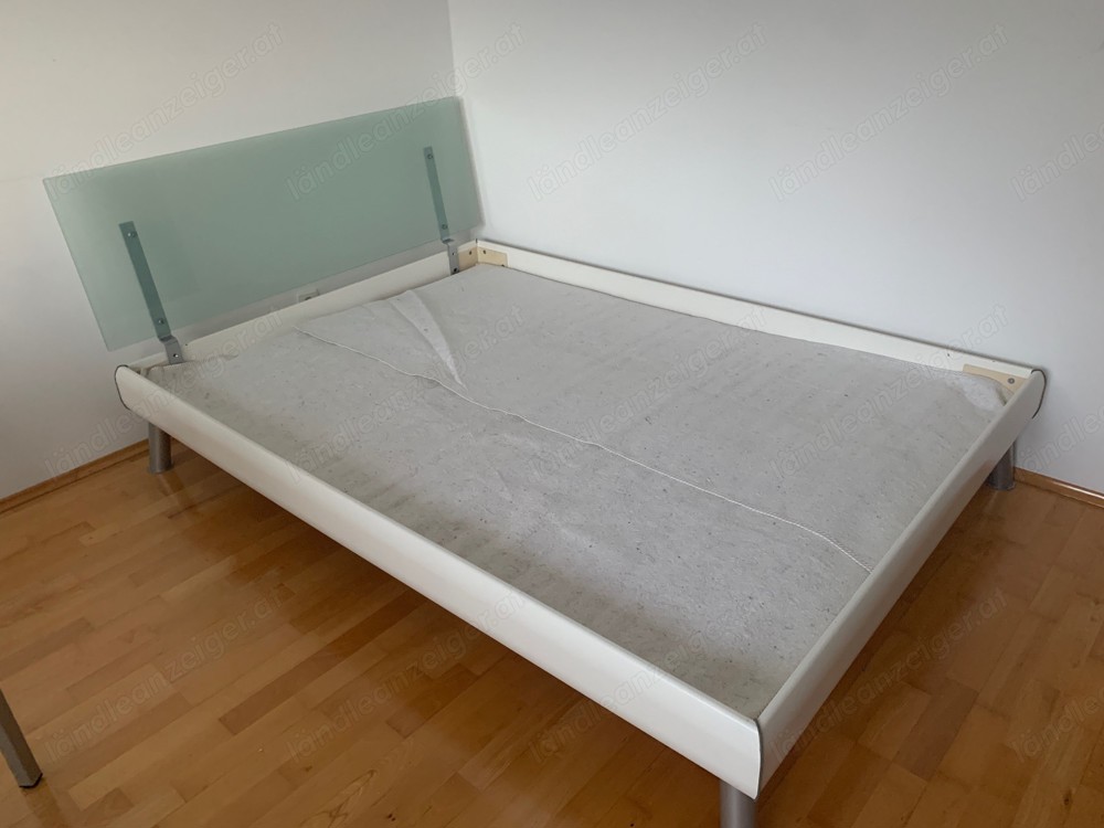 Design Bett mit satiniertem Glasteil - 140 cm breit   200 cm lang