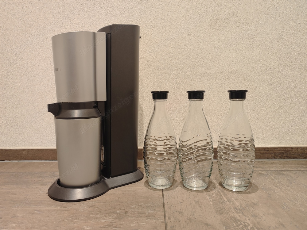 Sodastream mit CO2-Zylinder und 3 Glasflaschen