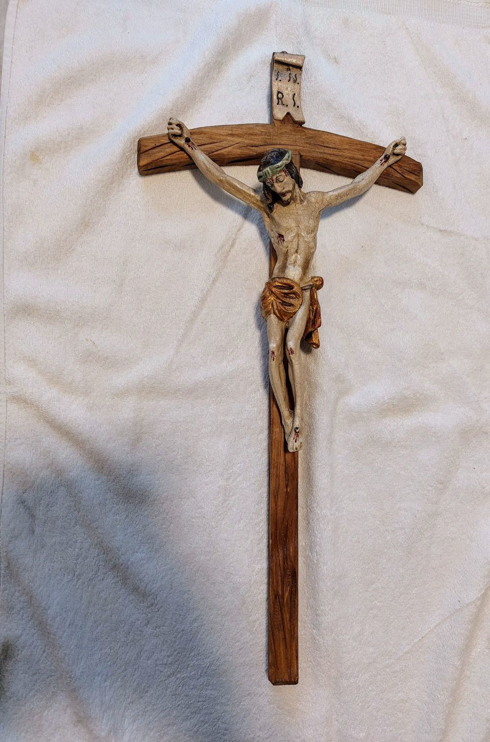 Christus Kreuz aus Holz. geschnitzt, bemalt , antik