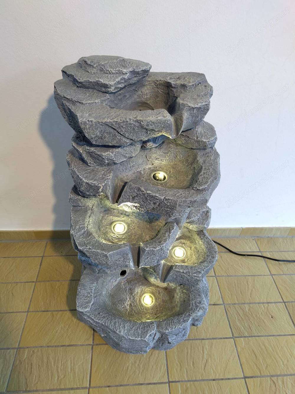 Schöner Dekobrunnen aus Epoxidharz mit LEDs, Indoor & Outdoor, 67 cm hoch, kaum benutzt