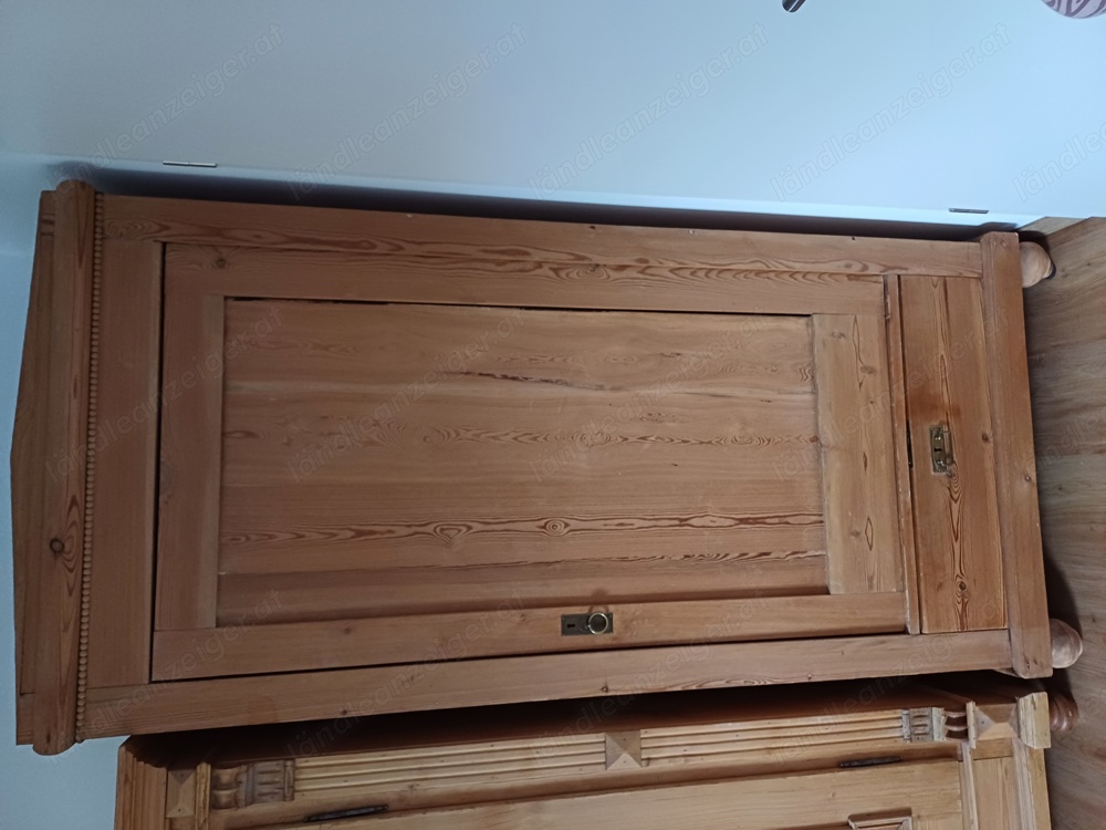 Besonderer Holz-Schrank um 1890