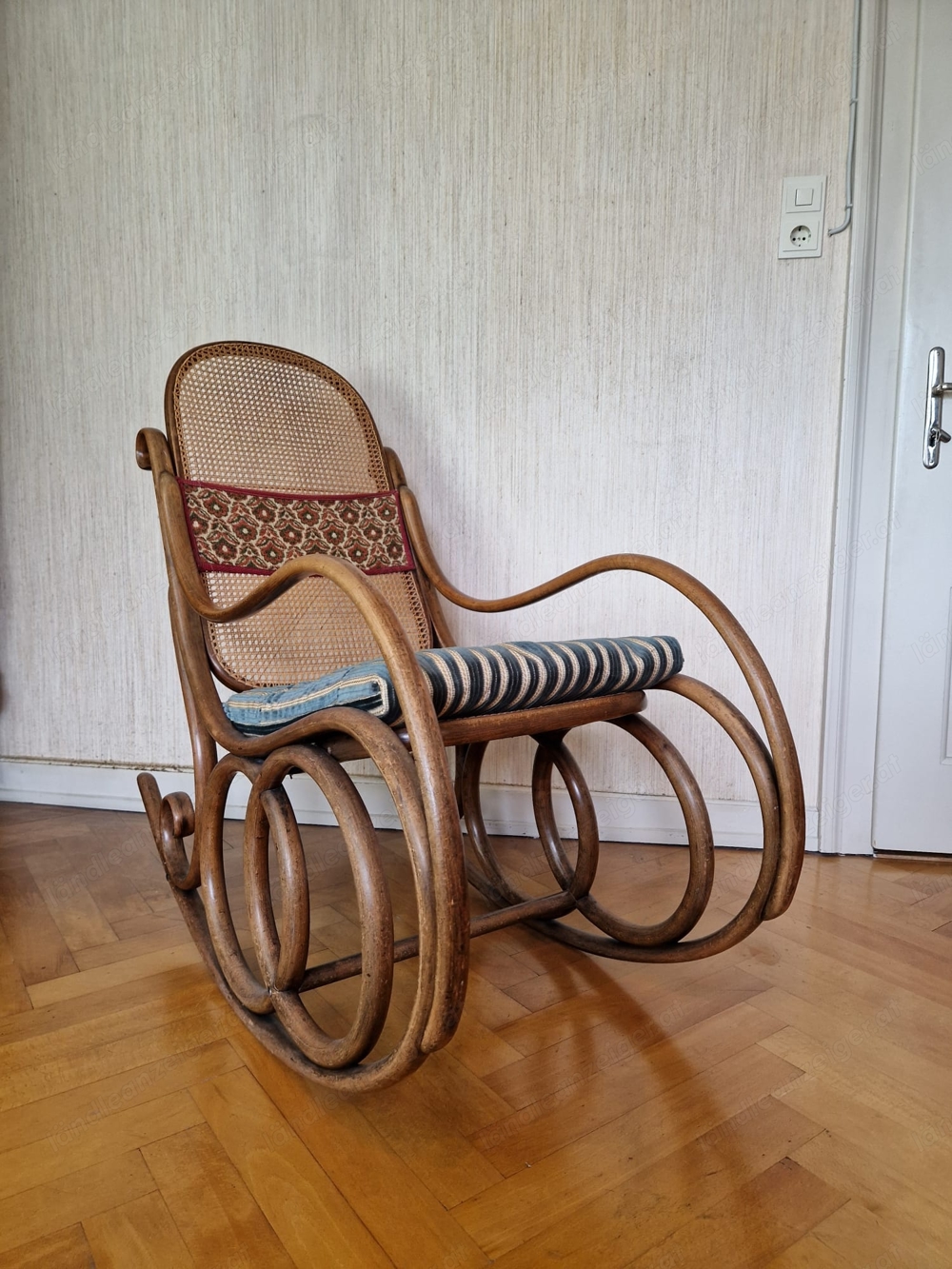 Sehr schöner, alter Bugholz Schaukelstuhl Thonet Nr. 4