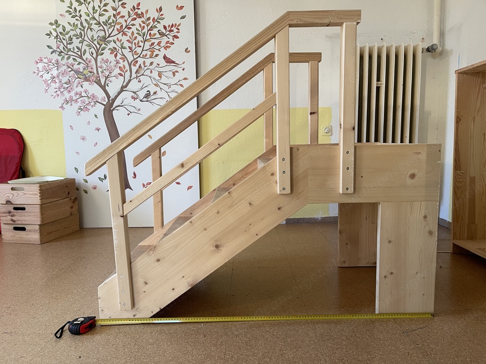 Stabile Holztreppe mit Geländer, Treppe aus Holz, Stiege, Podest, Kinderstiege, Trainingsparcours