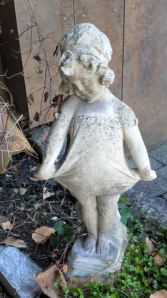 Gartenfigur Mädchenfigur Putte mit Rock Röckchen