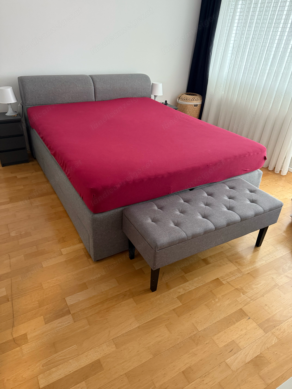 Boxspringbett mit Nachtkästchen und Sitzbank