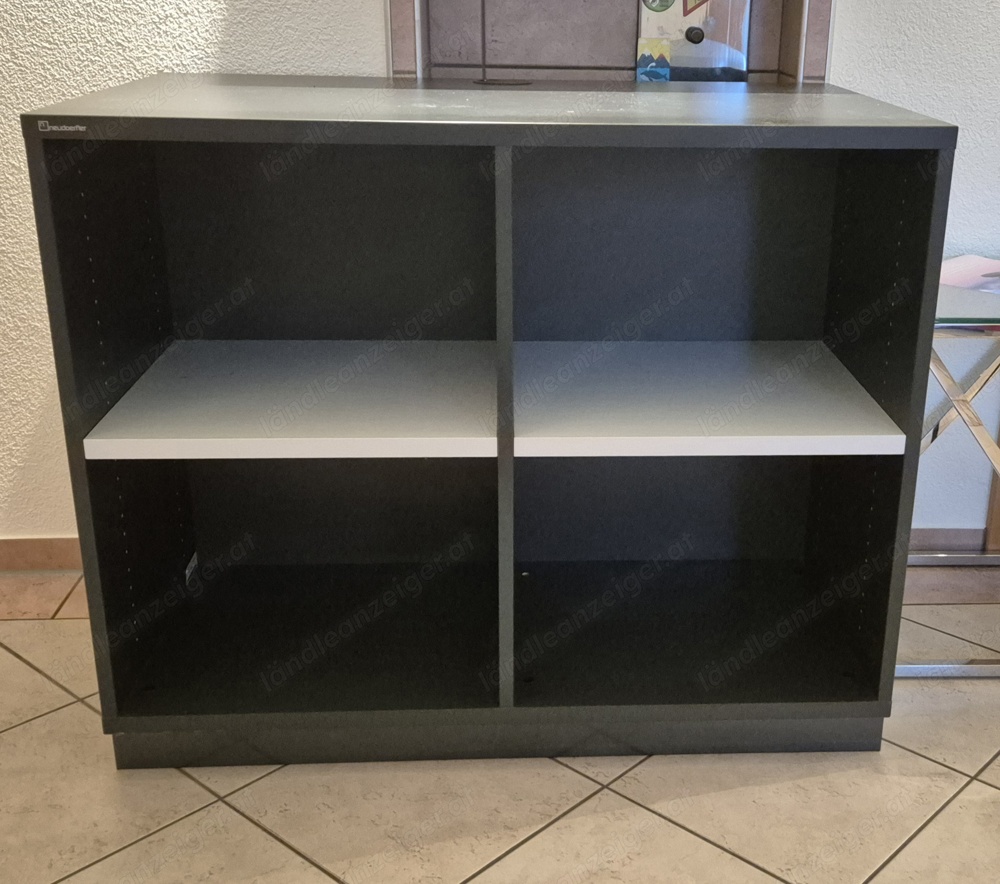 Büromöbel mit Stromauslass oben