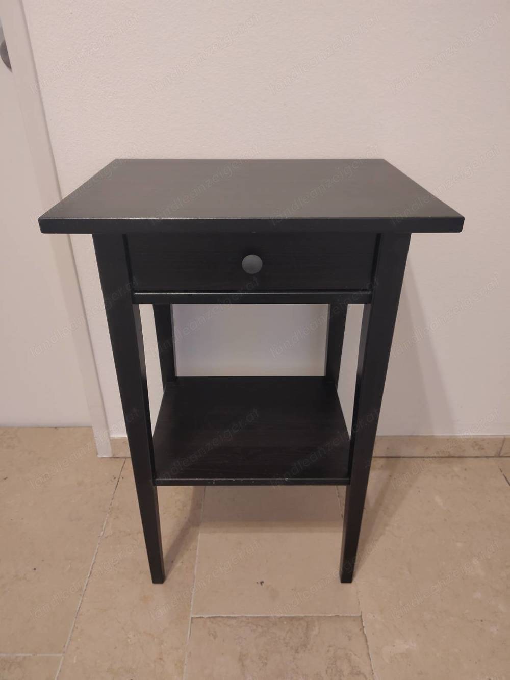 Ein schwarzes Nachtkästchen HEMNES Beistelltische von IKEA (Echtholz)