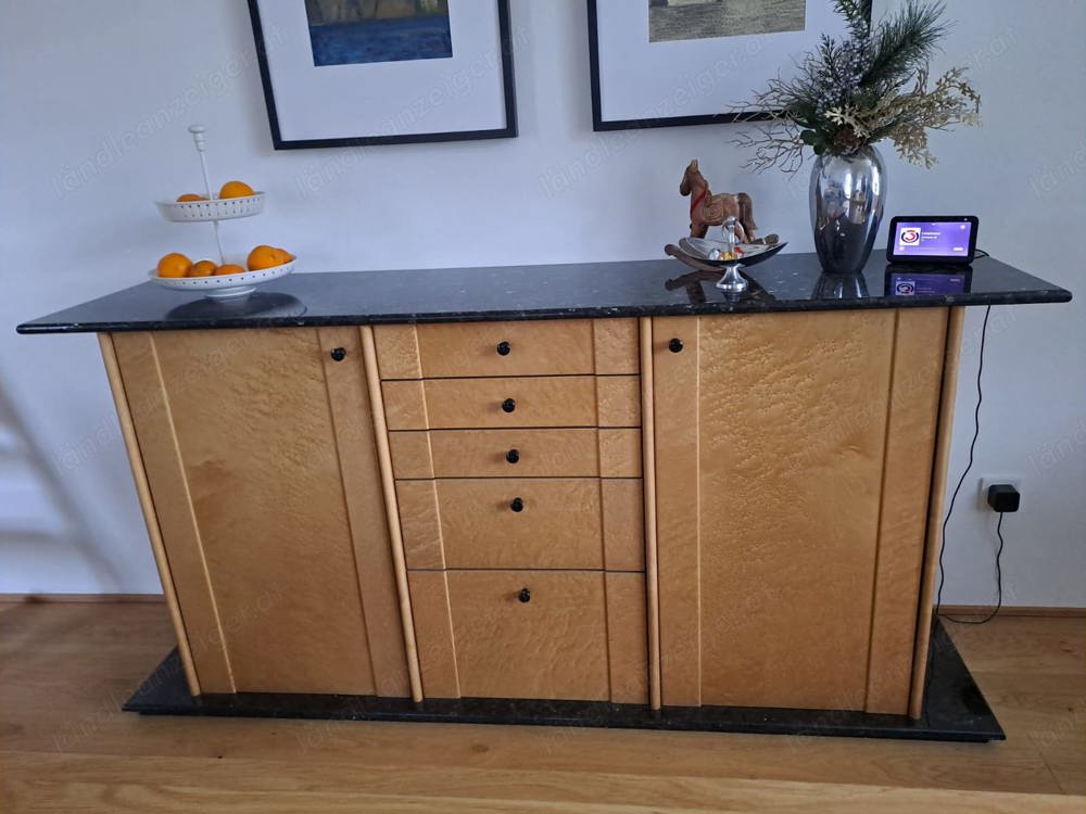 Hochwertige Anrichte  Sideboard aus Holz mit Steinplatte und -sockel