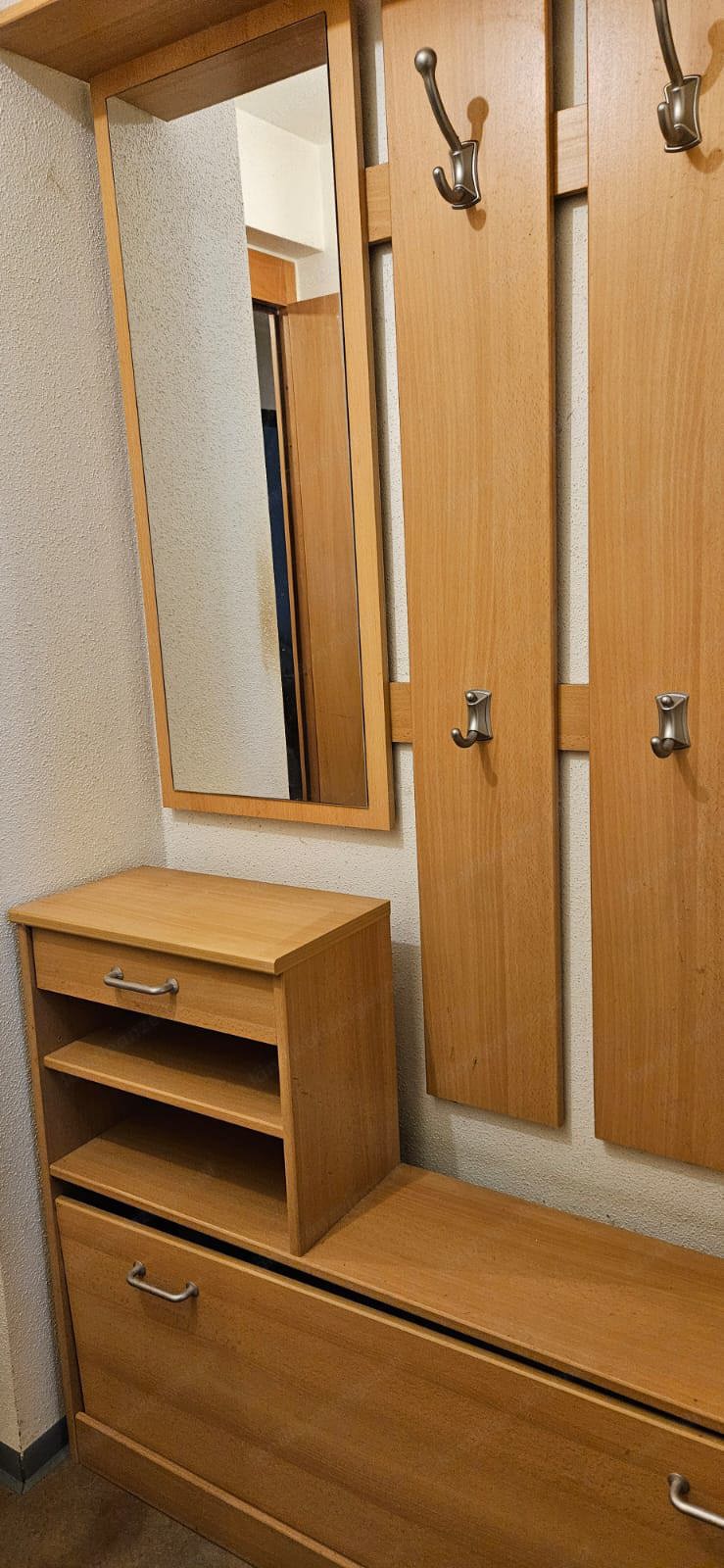 Garderobe gratis abzugeben