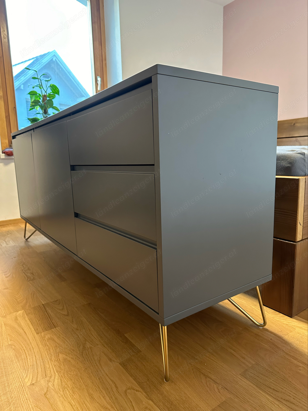 Sideboard Grau mit Goldfüßen Sideboard Grau mit Goldfüßen