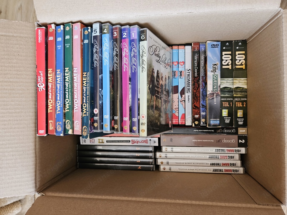 2 Schachteln mit Dvd's und Büchern abzugeben 