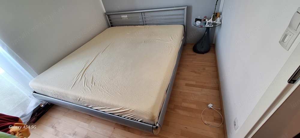 Schlafzimmer Schrank und Bett 