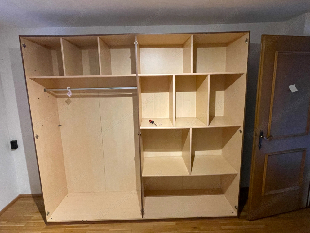 Kleiderschrank