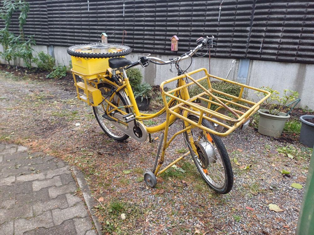 Ein Postfahrrad mit Elektroantrieb