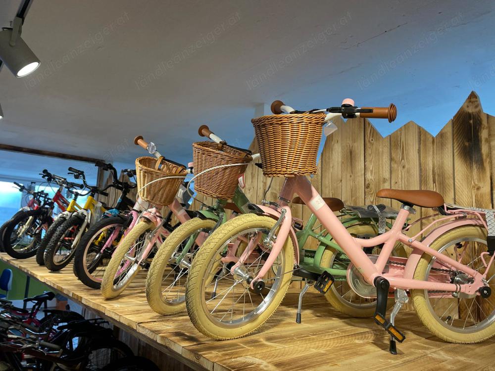 Geschäftsauflösung Neuware Kinderfahrrad Helm Geschäftsauflösung Neuware Kinderfahrrad Helm