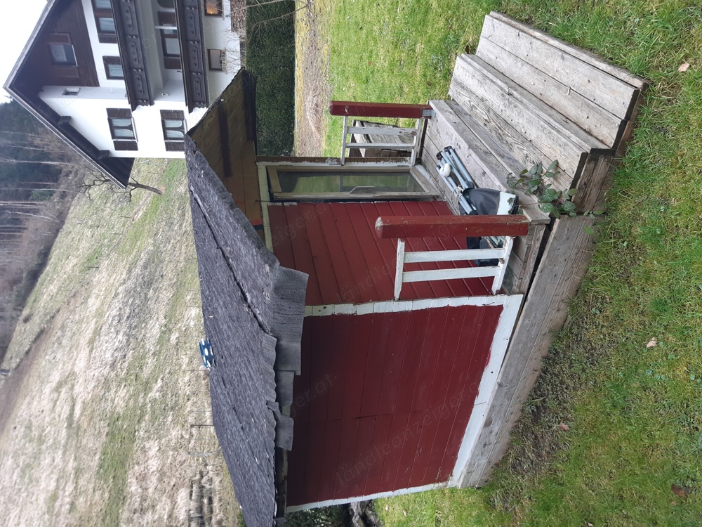 Selbstgebautes Spielhaus aus Holz