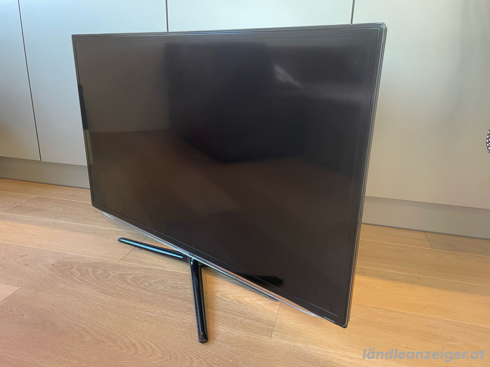 Samsung Smart TV 40 Zoll mit Wandhalterung