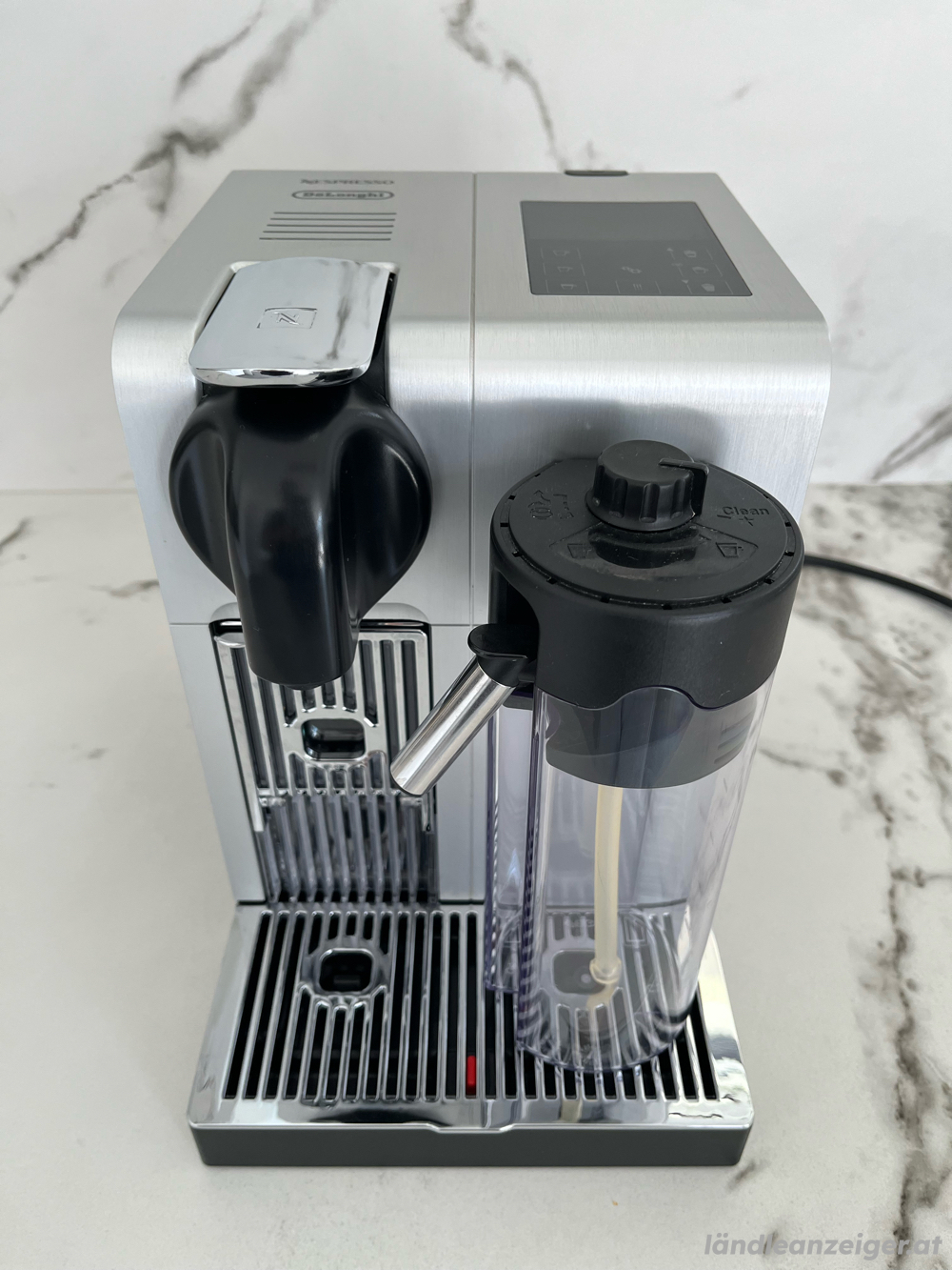 Nespresso De'Longhi Lattissima Pro Kaffeekapselmaschine. 