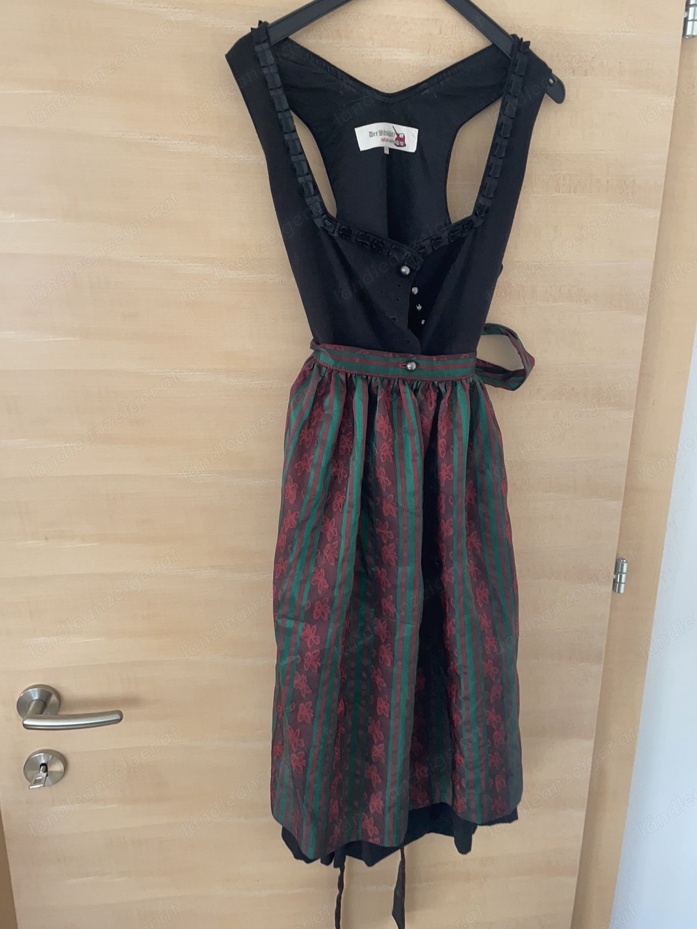 Dirndl mit 2 Schürzen Dirndl mit 2 Schürzen