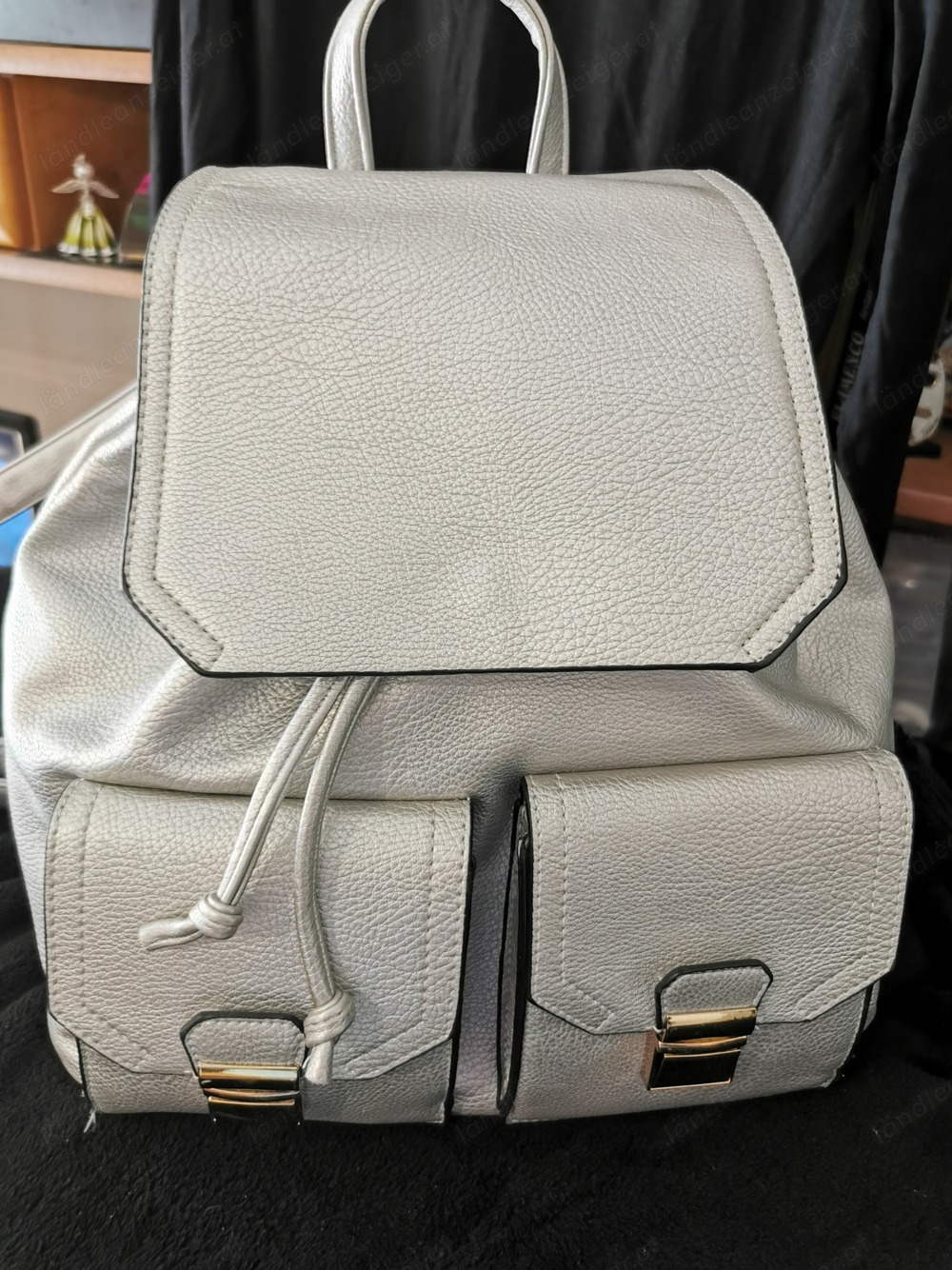 Rucksack silber B-L-H ca. 26-30-30 cm Neuwertig u.sauber