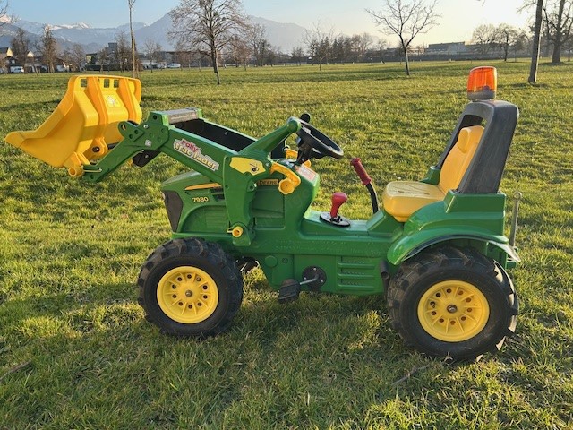 Trettraktor   Spieltraktor   Kindertraktor John Deere mit echten Gummireifen und viel Zubehör