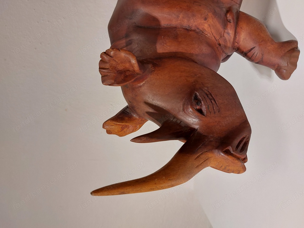 Holzgeschnitztes Nashorn Holzgeschnitztes Nashorn