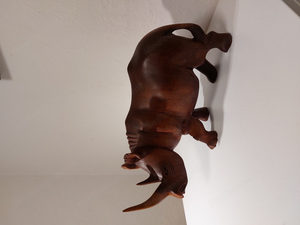 Holzgeschnitztes Nashorn. 40cm lang Holzgeschnitztes Nashorn. 40cm lang