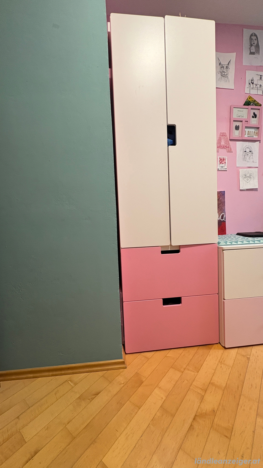 Kleiderschrank mit 3 Kasten