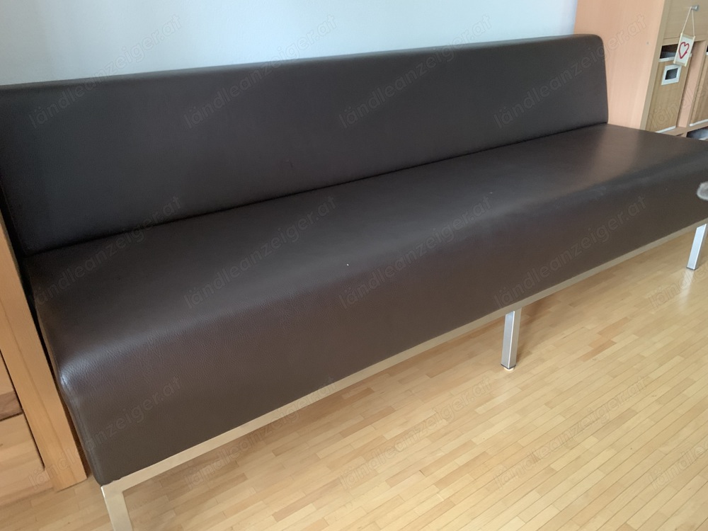 Leder Bank in moccabraun mit Edelstahl-Unterbau