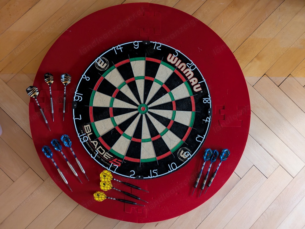 Dartscheibe mit Pfeilen und Zubehör