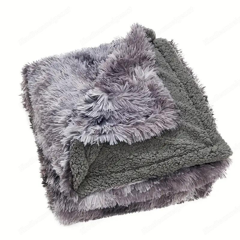 große schöne Decke mit Kissen 