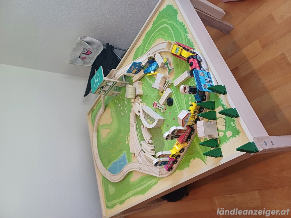 spieletisch mit eisenbahn 