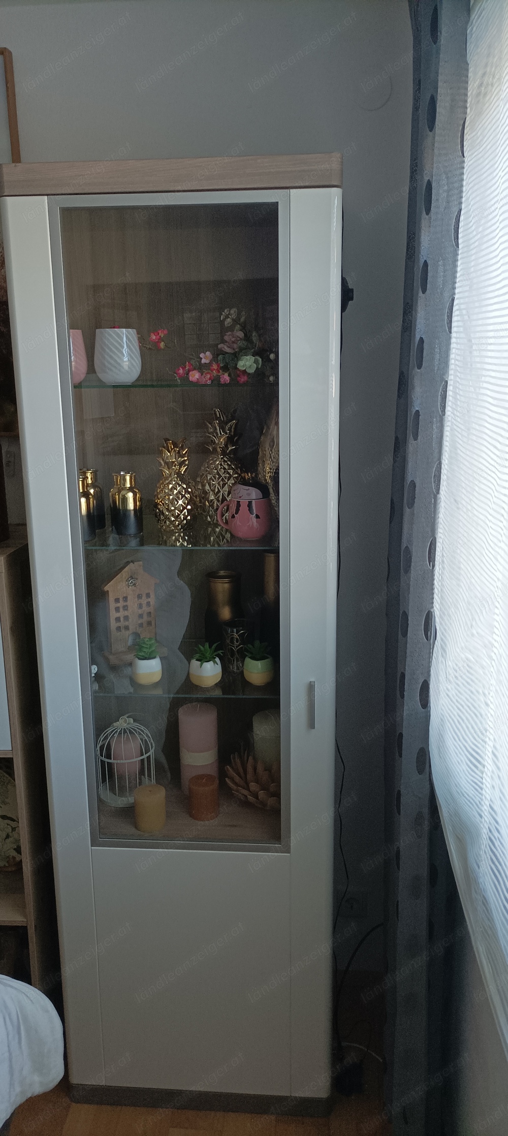 Schöne Vitrine mit Glaseinlegeböden 