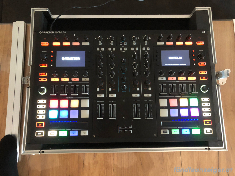 Native Instruments Traktor Kontrol S8 Profi-DJ-Controller Native Instruments Traktor Kontrol S8 Profi-DJ-Controller