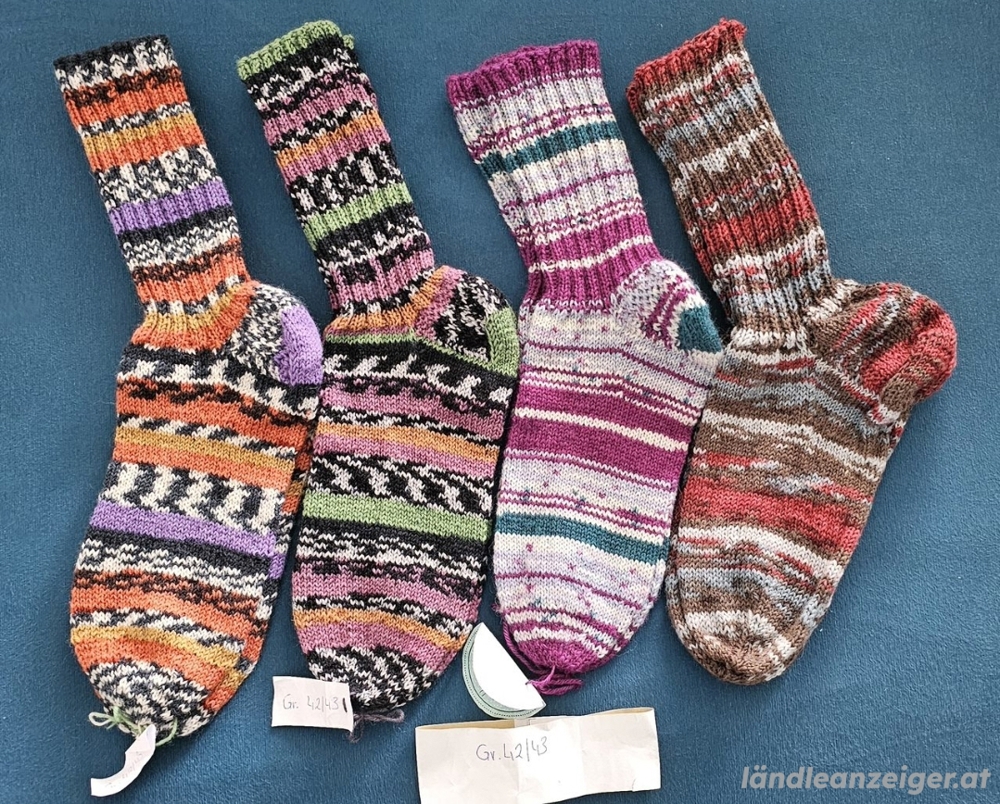 Handgestrickte Socken in versch. Größen & Farben