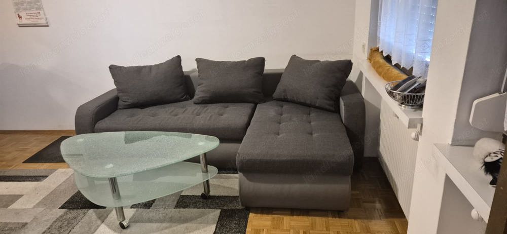 Kleines ausziehbares Sofa mit 3 Kissen und Glastisch mit Rollen zu verschenken