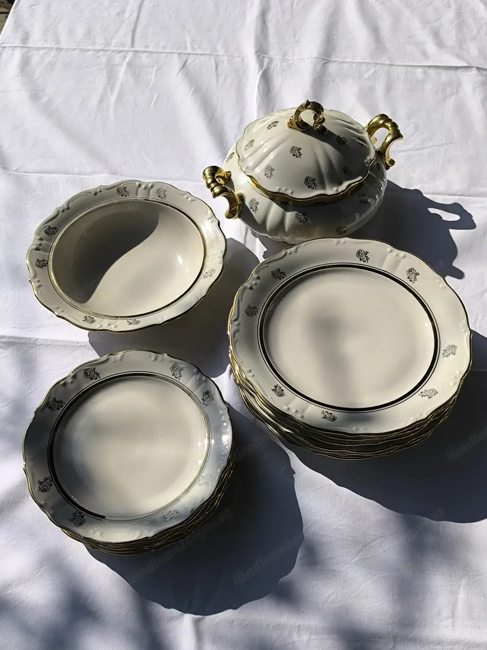 schöne Teile eines antiken Service mit Goldzierung von Eichhorn Bavaria