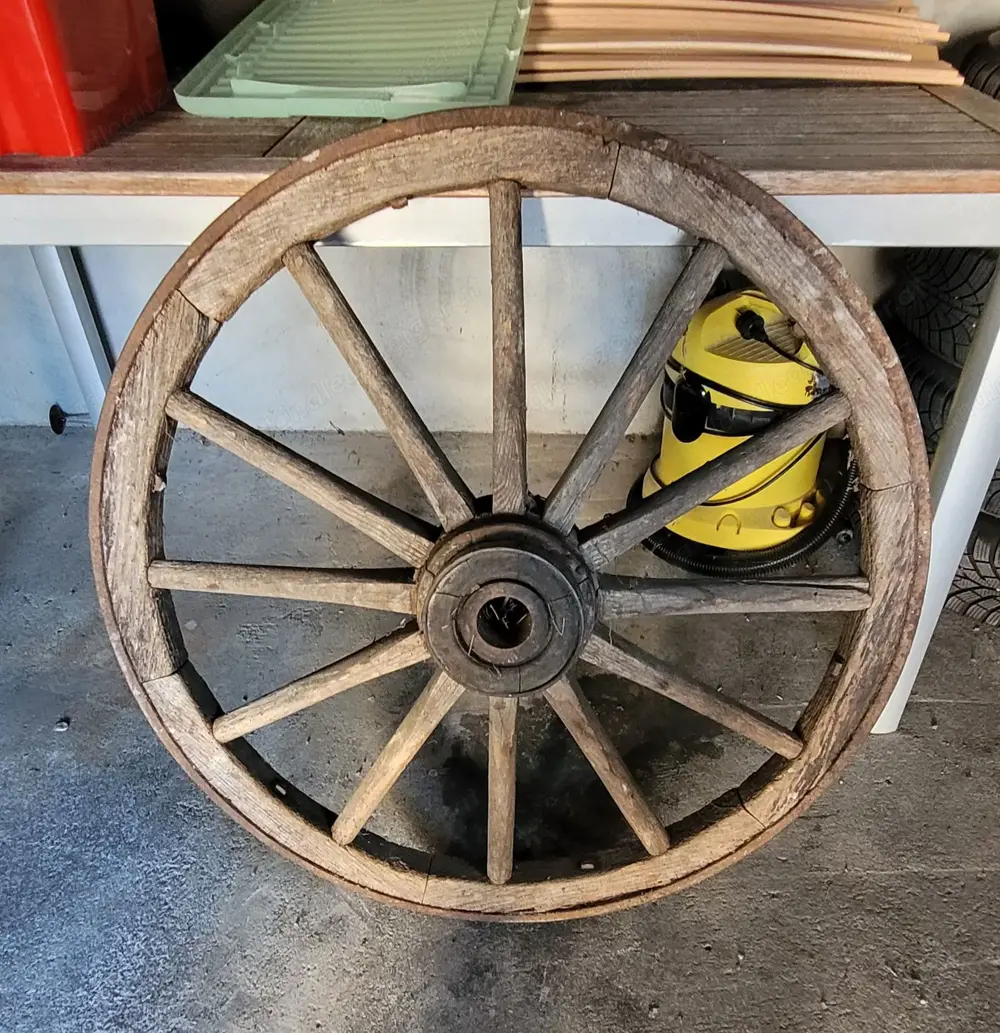 Altes Wagenrad aus Holz Altes Wagenrad aus Holz