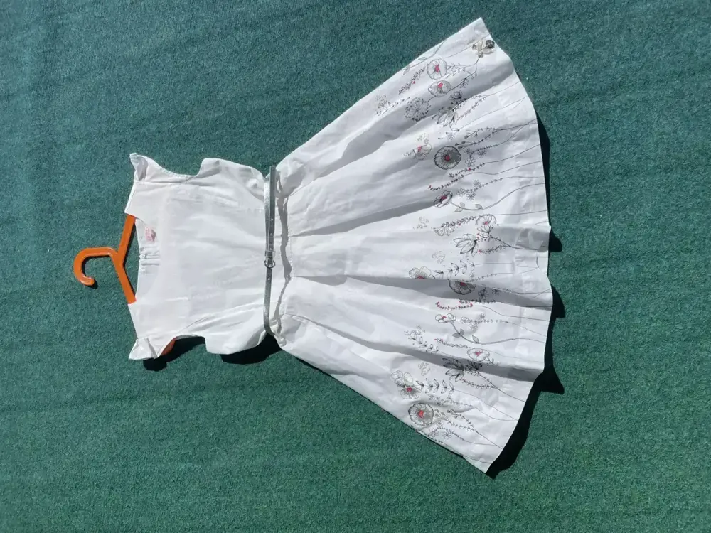 Kleid weiß mit Blumen - mit Gürtel in Silber - Größe 140 Mädchen Kleid weiß mit Blumen - mit Gürtel in Silber - Größe 140 Mädchen