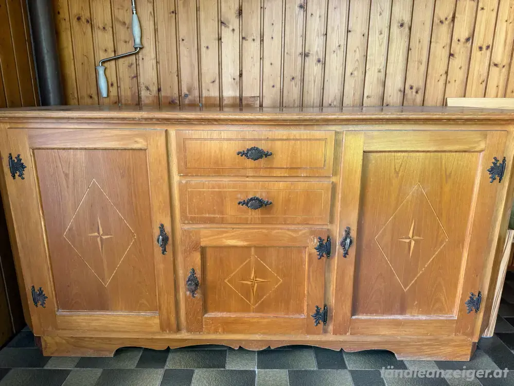 Rustikaler Holzschrank