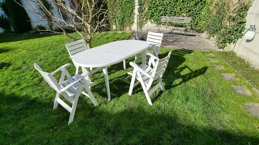 Gartenmöbel mit Tisch ausziehbar und 4 klappbaren Stühlen Gartenmöbel mit Tisch ausziehbar und 4 klappbaren Stühlen