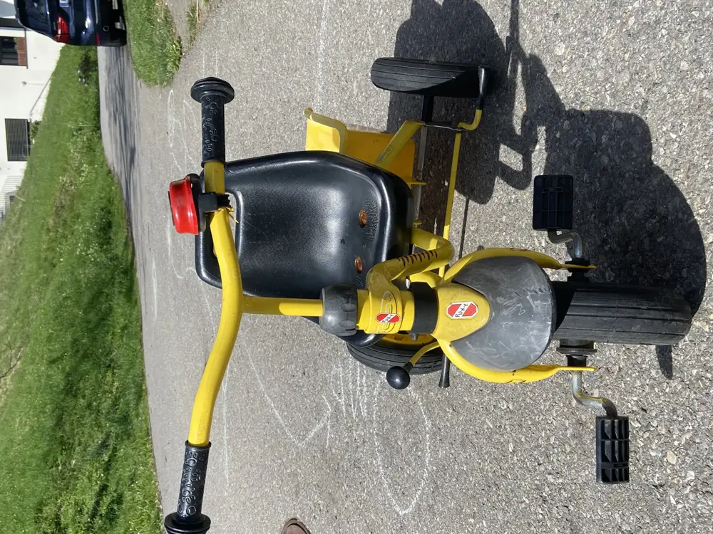 Gelbes Dreirad mit Lade- und Abkippfunktion Gelbes Dreirad mit Lade- und Abkippfunktion