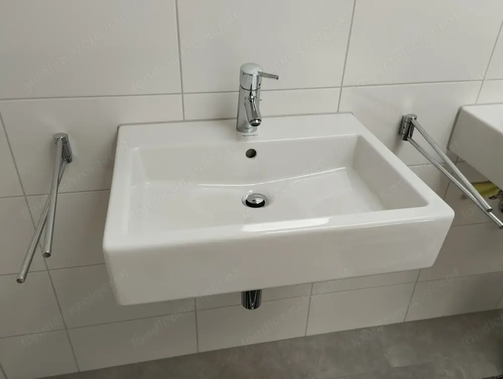 2 Waschbecken Duravit Vero, 1 Armatur Hansgrohe, 2 Syphons 