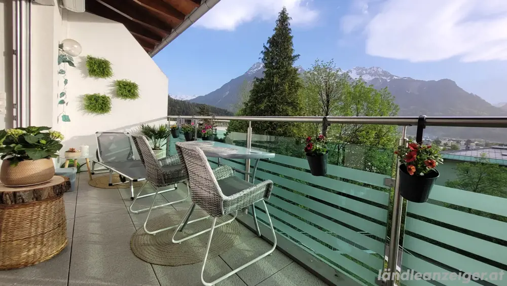 Balkontisch und Gartenstühle