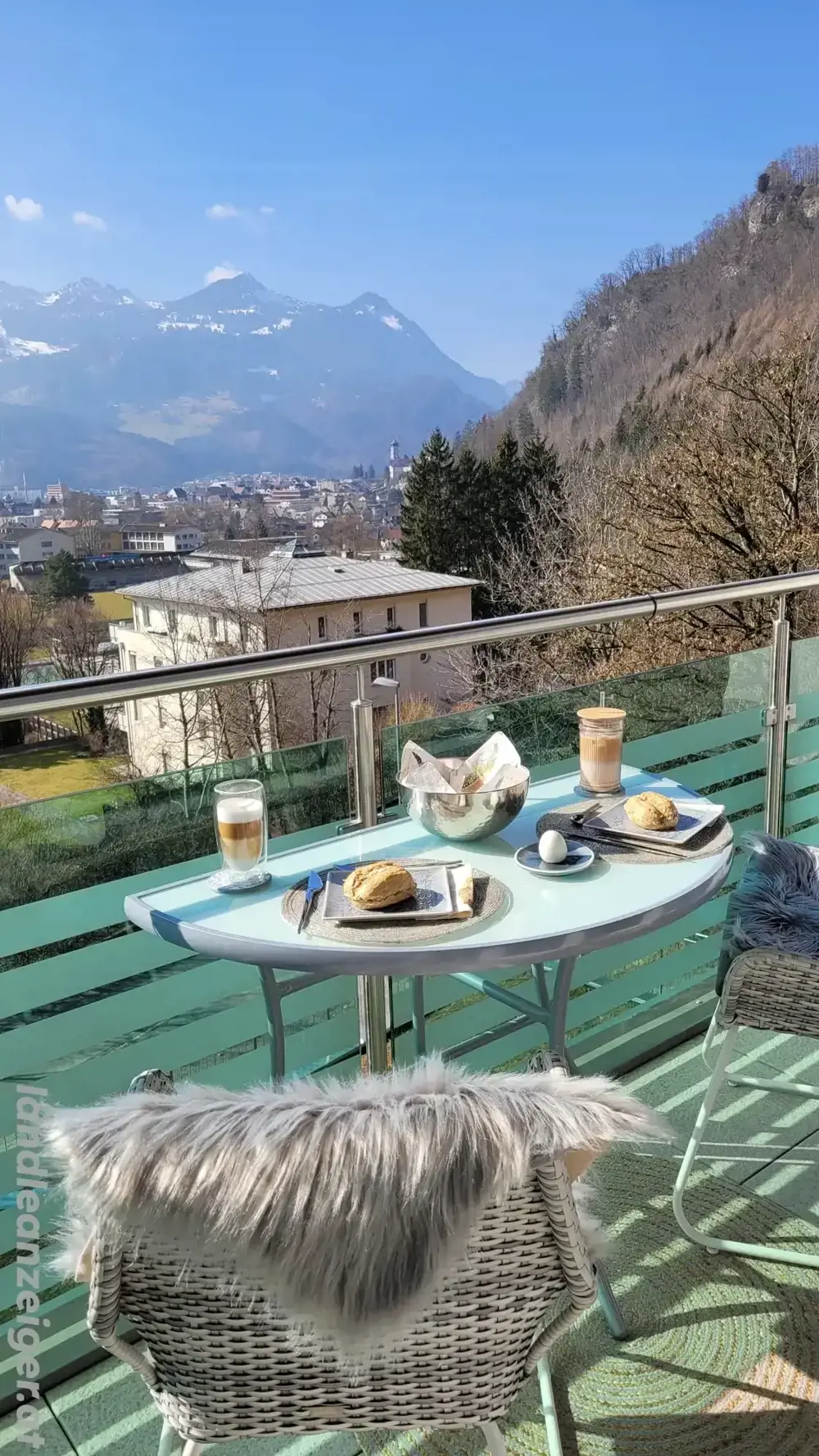 Balkontisch und Gartenstühle Balkontisch und Gartenstühle